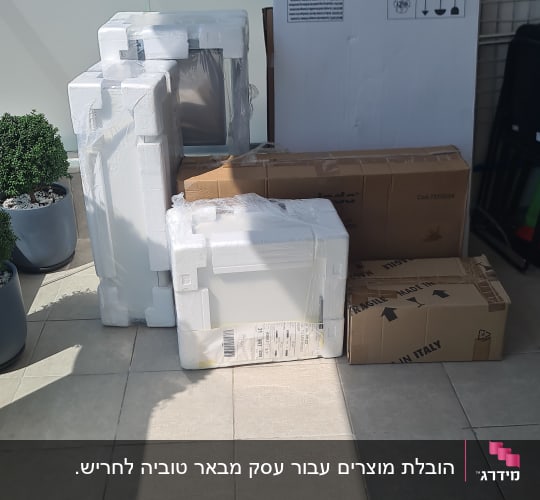 אריזות קרטון וקלקר על רצפת מרפסת